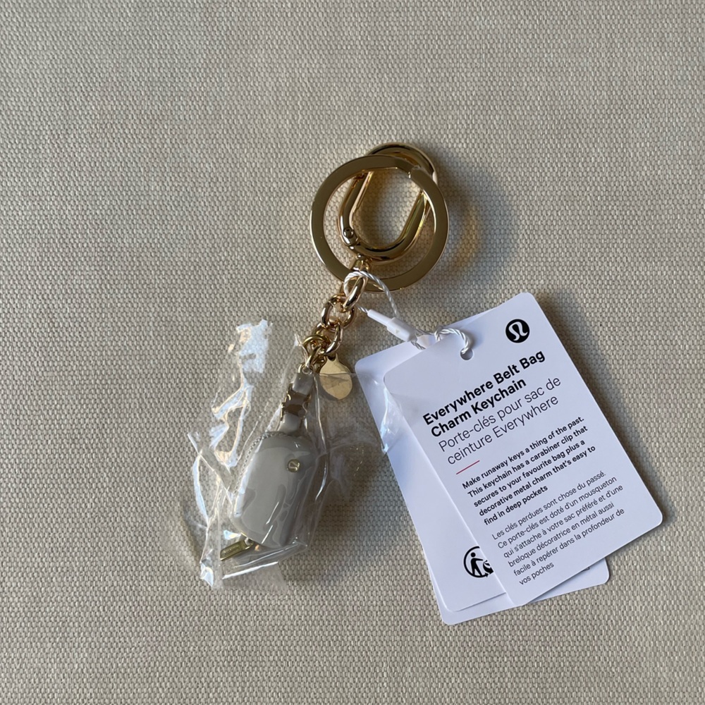 Everywhere Belt Bag Charm Keychain - Beech White/Gold